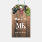 Rustic Vineyard Wood & Grapes Monogram Weddenschap Cadeaulabel (Voorkant)