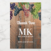 Rustic Vineyard Wood & Grapes Monogram Weddenschap Wijn Etiket (Enkel label)