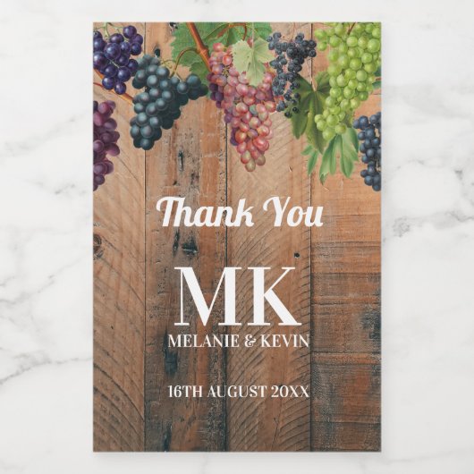 Rustic Vineyard Wood & Grapes Monogram Weddenschap Wijn Etiket (Enkel label)