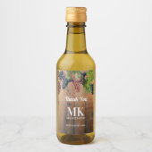 Rustic Vineyard Wood & Grapes Monogram Weddenschap Wijn Etiket (Voorkant)