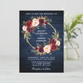 Rustic Wedding Blue Wood Burgundy Wreath Invite Kaart (Staand voorkant)