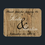 Rustic Wedding Brown Woodgrain Foto Hartelijk dank Magneet<br><div class="desc">Zeg bedankt voor je trouwgasten dat je je speciale dag deelt met deze nette bruiloft. Dank je. Deze appreciation magnet kenmerkt een foto van bruin gestreepte houtkorrels als achtergrond voor de namen van de bruid en de bruidegom. De prachtige verticale strepen show van de verbluffende aardtoonbruine kleuren. De namen van...</div>