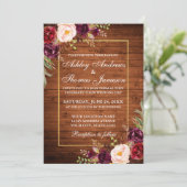 Rustic Wedding Burgundy Floral Wood Gold Invite Kaart (Staand voorkant)