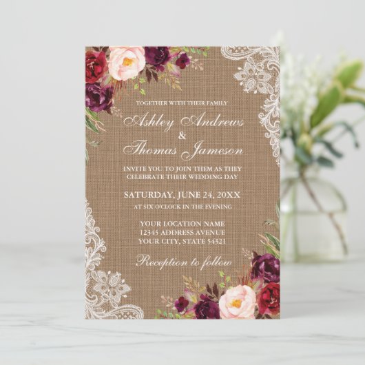 Rustic Wedding Burlap Burgundy Floral Lace Invite Kaart (Staand voorkant)