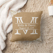 Rustic Wedding Monogram Faux Burlap & Lace Kussen (Deken)
