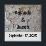 Rustic Wedding Natuur Boom Bark Fotobezoeker Magneet<br><div class="desc">Op zoek naar een superieure gunst voor je buitenbruiloft? Bekijk deze goedkope vierkante magneet met een natuur achtergrondfoto die het unieke patroon van de boomschors weergeeft. Dit prachtige patroon van de natuur kenmerkt zwervers van grijs gestippeld met gouden bruine en rode design. De bruid- en bruidenamen en de trouwdatum zijn...</div>