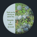 Rustic Wedding Pine Tree Berries Guest Hartelijk d Magneet<br><div class="desc">Zeg 'dank je' tegen je trouwgasten met deze ronde magneet met een foto van de bosbessen van de lente-dennenboom. Deze ronde bessen zijn een mooie blauwe grijze kleur die in clusters langs de groene dennentakken groeit. Woorden van waardering, de bruid- en bruidnamen en de trouwdatum staan op een passende blauwe...</div>