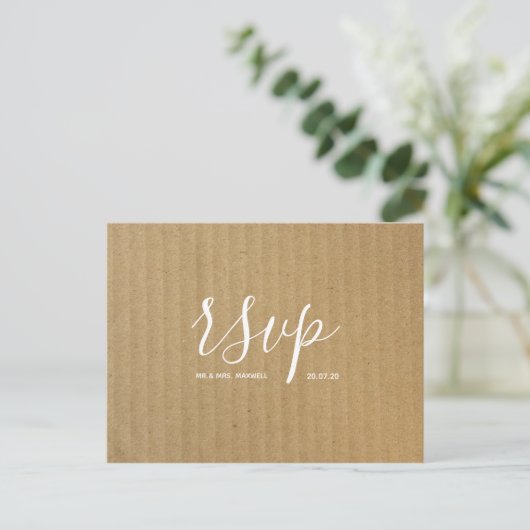 Rustic Wedding Rsvp-kaart | Kraft Paper Script Uitnodiging Briefkaart (Staand voorkant)