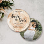 Rustic Wedding Save the date photoWood Grain Kaart<br><div class="desc">Introductie van onze rustieke bruiloft Save the Date Photo Wood Grain Invitation—een mix van natuurlijke charme en romantische elegantie, perfect afgestemd op uw rustieke bruiloft thema. Deze unieke ronde kaart legt de essentie van houtnerf vast, het nabootsen van de rustieke schijfplakken die vaak worden gezien bij mooie en romantische bruiloften....</div>