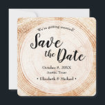 Rustic Wedding Save the date photoWood Grain Kaart<br><div class="desc">Zet de toon voor uw rustieke bruiloft met de rustieke bruiloft Save the Date Photo Tree Bark Ring Gedrukte vierkante uitnodiging. Deze unieke en charmante uitnodiging legt de essentie van een rustieke viering vast, het combineren van natuur ontwerpelementen met gepersonaliseerde details om een memorabele aandenken voor uw gasten te creëer....</div>