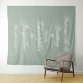 Rustic Wedding Script Names Sage Green Backdrop Wandkleed (In Situ (horizontaal))