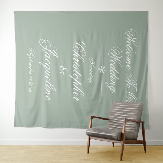 Rustic Wedding Script Names Sage Green Backdrop Wandkleed (In Situ (horizontaal))