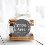 Rustic Wedding S'more Love Favor Classic Round Sti Ronde Sticker<br><div class="desc">Deze mooie stickers zijn ideaal voor baby showers,  voor vrijgezellenfeesten,  voor verjaardagsfeestjes en bruiloften. Bekijk het hele collectie voor meer overeenkomende objecten!</div>