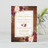 Rustic Wedding Wood Burgundy Floral Wedding Invite Kaart (Staand voorkant)