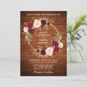 Rustic Wedding Wood Burgundy Floral Wreath Invite Kaart (Staand voorkant)