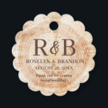 Rustic Wedding wood grain Monogram bedankt Bedankjes Labels<br><div class="desc">Voeg een vleugje rustieke charme toe aan uw huwelijksgunsten met deze rustieke bruiloft houtnerf monogram dank u gunst tags. Geïnspireerd door de romantische notie van initialen gesneden op houtbomen, repliceren deze labels prachtig die look, waardoor ze een uniek en onvergetelijk element creëren voor uw speciale dag. De labels hebben een...</div>