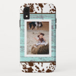 Rustic Western Turquoise Wood Koeienhuid Foto Case-Mate iPhone Case<br><div class="desc">Fun koeienhuid print tegen turkooise wooden achtergrond en je eigen foto. De perfecte rustige telefoonbehuizing. Voeg uw douanetekst aan dit ontwerp toe door de "Edit this design sjabloon"vakjes op de rechterkant van het punt te gebruiken, of de blauwe "pas het"knoop aan om de tekst te schikken, de doopvonten en de...</div>
