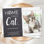 Rustic Weve Moved New Address Pet Photo Cat Moving Briefkaart<br><div class="desc">Thuis is waar de kat ... en de kat bewoog. Laat je beste vriend je beweging aankondigen met deze schattige en grappige, op maat gesneden foto-kattenbewegende aankondigkaart in een bijtende schotel van het karton met een pootdruk. Pas uw favoriete kattenfoto, namen en uw nieuwe adres aan. Deze mededeling over de...</div>