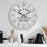 Rustic White Barn Wood Farmhouse Mr. & Mrs Custom Grote Klok<br><div class="desc">Rustic White Barn Wood Farmhouse Mr. en Mrs Custom Large Clock. Grote,  mooie witte schuur  houtgepersonaliseerde koppels familienaam jaar gevestigde muurdecor klok. De perfecte houten plank zoekt elk huis of keuken.</div>