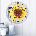 Rustic White Barn Wood Sunflower Persoonlijke bena Grote Klok<br><div class="desc">Grote,  mooie witte schuur  zonnebloem,  op maat gemaakt met de familienaam jaar van de muur. De perfecte houten plank op zoek naar elk huis of keuken.</div>