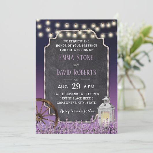 Rustic White Lantern Paarse Floral Wedding Kaart (Staand voorkant)