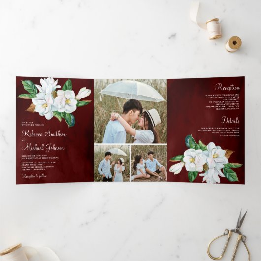 Rustic White Magnolia Floral Burgundy Wedding Drieluik Uitnodiging (Binnen)