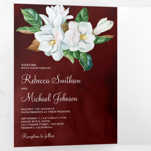 Rustic White Magnolia Floral Burgundy Wedding Drieluik Uitnodiging (Binnenzijde eerst)