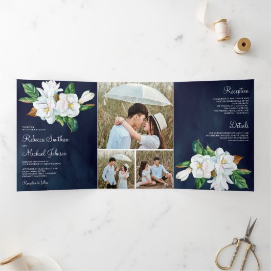 Rustic White Magnolia Floral Navy Blue Wedding Drieluik Uitnodiging (Binnen)