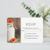 Rustic White Milk Jug met Flowers Wedding RSVP Kaartje (Staand voorkant)