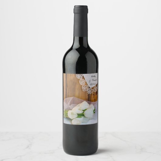 Rustic White Tulips Country Weddenschap Wijn Etiket (Voorkant)