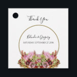 Rustic Wild Flower Bouquet Wedding Gift Bedankjes Labels<br><div class="desc">Dit ontwerp is voorzien van een bijtende wilde bloemendoos. Een eenvoudig gouden cirkelvormig lijst omringt de tekst. De roze roze kleurtinten zijn een compliment voor de groene kleur van de bladeren. De goudtonen stropdassen alles samen om een rijke landtuin te creëer. Golden en roze strepen bedekken de achterkant van het...</div>