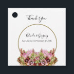 Rustic Wild Flower Bouquet Wedding Gift Bedankjes Labels<br><div class="desc">Dit ontwerp is voorzien van een bijtende wilde bloemendoos. Een eenvoudig gouden cirkelvormig lijst omringt de tekst. De roze roze kleurtinten zijn een compliment voor de groene kleur van de bladeren. De goudtonen stropdassen alles samen om een rijke landtuin te creëer. Golden en roze strepen bedekken de achterkant van het...</div>