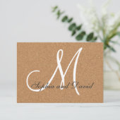 Rustic Wine Cork Wedding Monogram RSVP Kaartje (Staand voorkant)