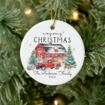 Rustic Winter Barn  Red Farmhouse Truck Keramisch Ornament<br><div class="desc">Met mooie rode landschuur en rode boerderijvrachtwagen. Voeg jouw naam en jaar aan de voorzijde toe en personaliseer de achterzijde met uw eigen foto's. Voeg uw douanetekst aan dit ontwerp toe door de "Edit this design sjabloon"vakjes op de rechterkant van het punt te gebruiken, of de blauwe "pas het"knoop aan...</div>