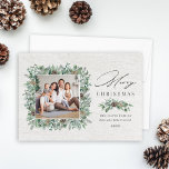 Rustic Winter Greenery White Wood Foto Feestdagenkaart<br><div class="desc">Het elegante "prettige kerstfeestdag"-model is voorzien van een roestrijke witte achtergrond met witte houtkorrels met een vierkantslaag van de waterverf in de winter, die het afbeelding van de familie en de moderne kool met grijze omtrek bedekt. Geef uw achternaam, familieleden en het jaar een persoonlijk tintje. Omvat een foto van...</div>