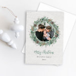 Rustic Winter Greenery Wreath White Wood Foto Feestdagenkaart<br><div class="desc">Het elegante "prettige kerstfeestdag"-model is voorzien van een roestrijke witte achtergrond met witte houtkorrels met een ronde massa wintergroen waterverf, die het afbeelding van de familie vormgeeft en de moderne groene en koolgrijze formulering accepteert. Pas aan met uw achternaam en het jaar. Omvat een extra bericht met familieleden namen en...</div>