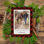 Rustic Winter Pset kerstfoto Folie Feestdagenkaart<br><div class="desc">Verstuur vakantiegroeten naar vrienden en familie met onze superelegante fotokaarten met een rood en zwart gebuffelvormig patroon dat uw verticale favoriete foto vormt. Geef een persoonlijk tintje met twee regels aangepaste tekst, die wordt weergegeven met "Kerst van het Merriest" en je familienaam. Goudfoliedriem voegt een luxe aanraking toe aan dit...</div>