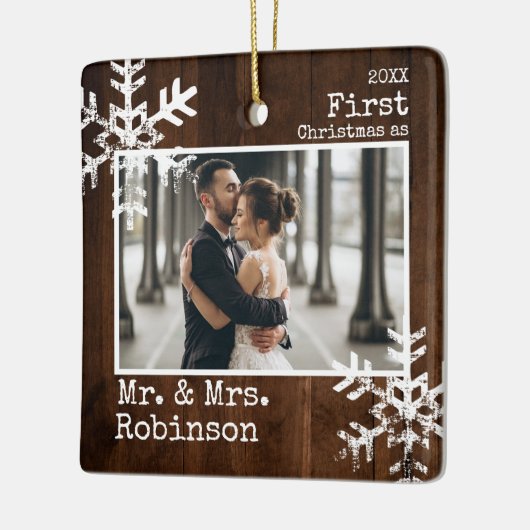 Rustic Wood 1 Kerstmis Mr. & Mrs Foto Keramisch Ornament (Links)
