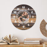 Rustic Wood 5th Wedding Jubileum Foto Grote Klok<br><div class="desc">Het traditionele geschenk ter gelegenheid van het vijfjarig jubileum is hout. Het combineren van de muurklok met de textuurachtergrond van het WOOD maakt een uniek geschenk voor de vijfde trouwdag.</div>