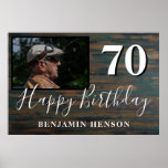 Rustic Wood 70th Birthday Party Foto Poster<br><div class="desc">Rustiek hout 70e verjaardagsfeestje foto Poster. 70ste verjaardagsfeestje met een aangepaste foto en tekst in trendy wit script met een naam. De achtergrond is donker hout textuur. Personaliseer het bord met je foto,  jouw naam en het leeftijdsnummer.</div>