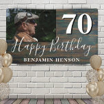 Rustic Wood 70th Birthday Party Foto Spandoek<br><div class="desc">Rustiek hout 70e verjaardag partij foto banner. Geweldig teken voor het 70e verjaardagsfeest met een aangepaste foto en tekst in trendy wit script met een naam. De achtergrond is donker hout textuur. Personaliseer het bord met je foto,  jouw naam en het leeftijdsnummer.</div>