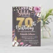 Rustic Wood 70th Surprise Birthday Invitation Kaart (Staand voorkant)