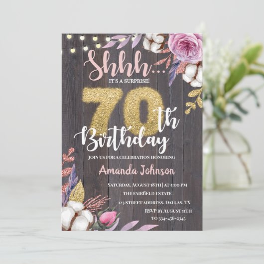 Rustic Wood 70th Surprise Birthday Invitation Kaart (Staand voorkant)