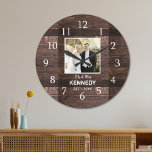 Rustic Wood Aangepast Jubileum voor foto-bruiloft Grote Klok<br><div class="desc">Wedding clocks to personalize with the koppel's foto and last name. The rustic wood background adds a country chic look. A great gift for weddings,  verjaararies,  and new home housewarming.</div>