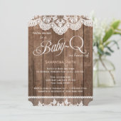 Rustic Wood and Lace Baby Q Douche Uitnodiging (Staand voorkant)