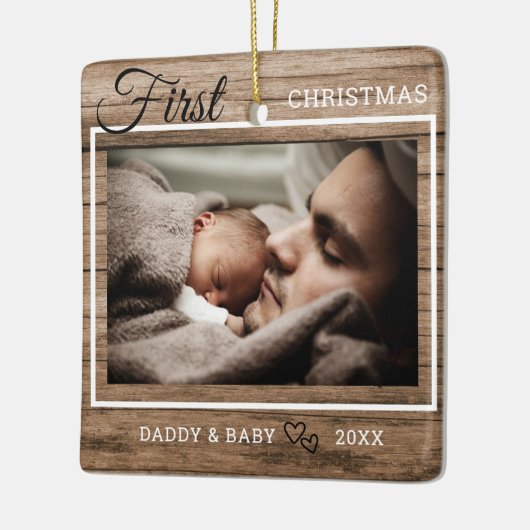 Rustic Wood Baby's eerste kerstfoto Keramisch Ornament (Links)
