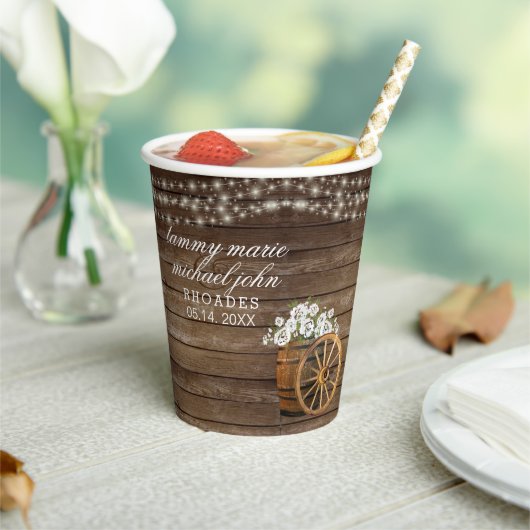 Rustic Wood Barrel Weddenschap met witte bloemen Papieren Bekers (Insitu)