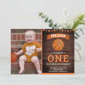 Rustic Wood Basketball First Birthday Party Photo Kaart (Staand voorkant)