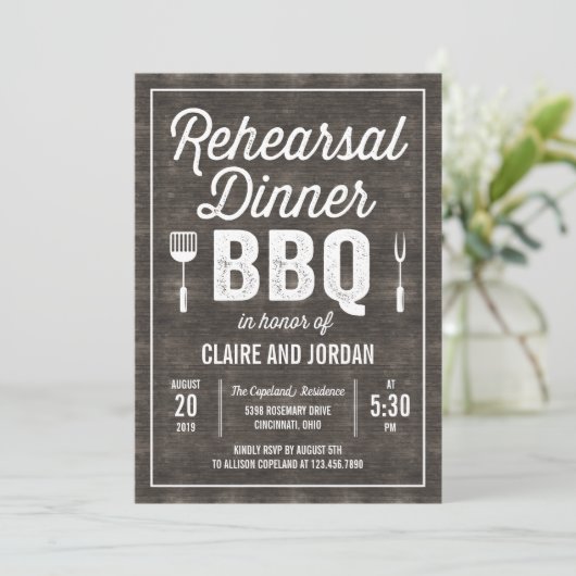 Rustic Wood BBQ Rehearsal Dinner Invitation RWC Kaart (Staand voorkant)