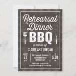 Rustic Wood BBQ Rehearsal Dinner Invitation RWC Kaart<br><div class="desc">Plan een stijlvolle viering met deze moderne uitnodiging die je gasten zullen aanprijzen. 
Ontwerp © berryberrysnoot. Afdrukbare digitale bestanden zijn beschikbaar! Bezoek onze website op www.berryberrysweet.com voor meer informatie!</div>